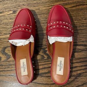 NWT and original box Valentino Garavani mules. Size: EU 39.